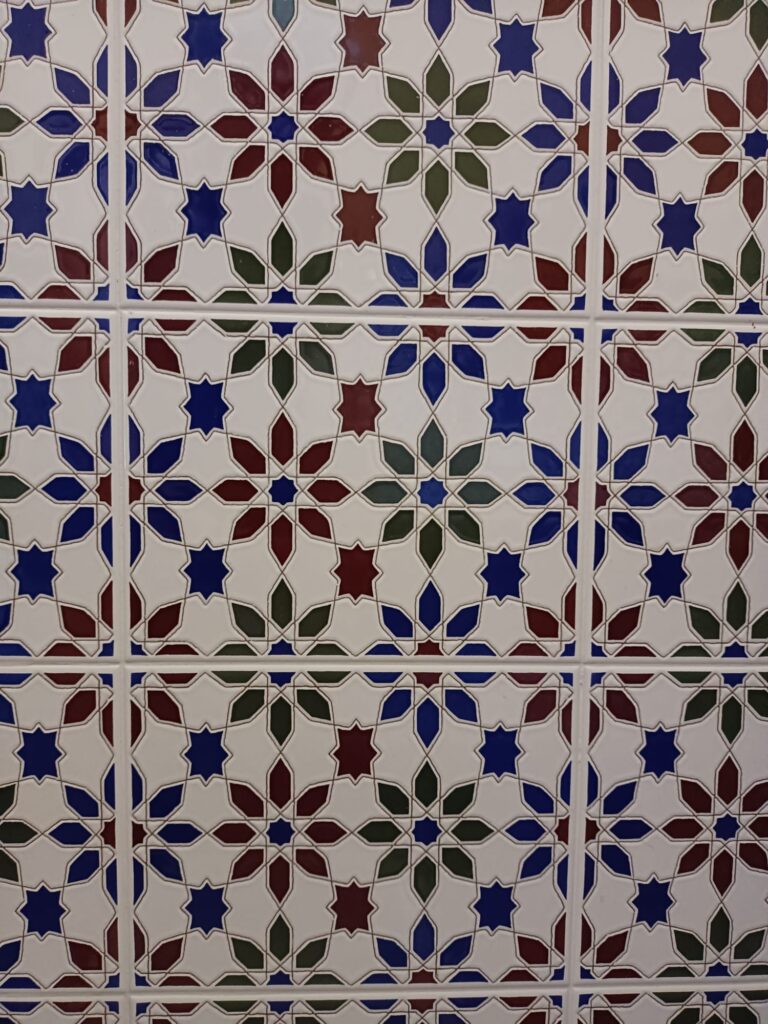 Azulejos con formas geométricas de colores