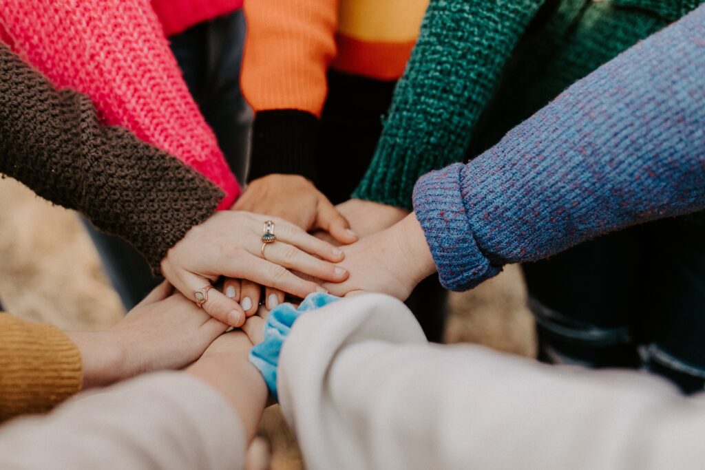 Manos de jóvenes unidas ¿Cómo educar en igualdad? Enlaza Consultoría de Género y Diversidad